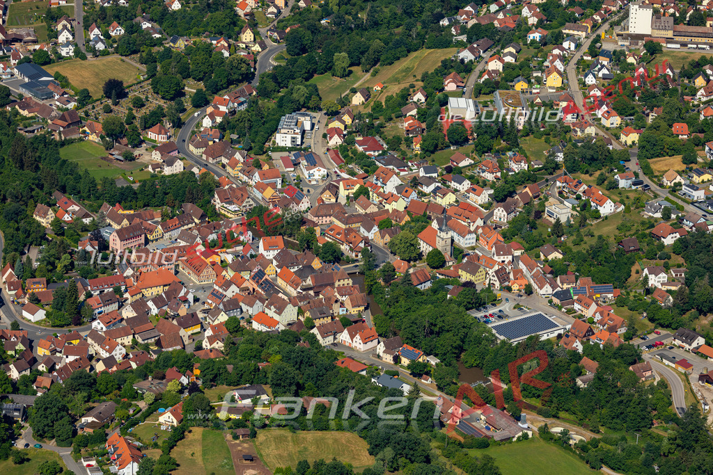 Aktuelles Luftbild von  Emskirchen - Die Luftaufnahme wurde 2022 mittels UL-Flugzeug erstellt ( keine Drohne ) - hochauflösende Kamera-Systeme von  Canon -Beste Qualität - Für grossformatige Ausdrucke geeignet. Die Geschenkidee !
