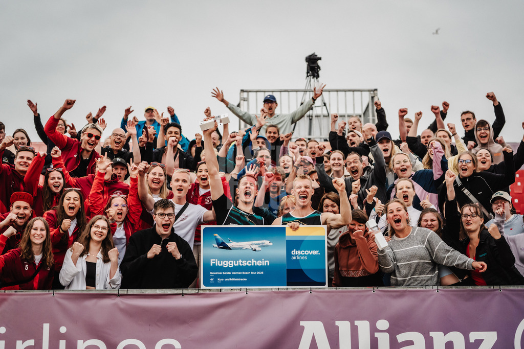 Beachvolleyball | Männer | Allianz German Beach Tour 2025 | Tourstop Bremen | 15.06.2025 | v.l. Robin Sowa und Jonas Reinhardt gewinnen das Turnier in Bremen und jubeln mit den Fans Siegerfoto