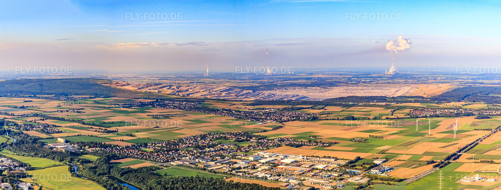 Luftbild: Windpark, Braunkohle Tagebau Hambach und Braunkohle Kraftwerke hinter dem Ort im Ortsteil Huchem-Stammeln in Niederzier im Bundesland Nordrhein-Westfalen in Deutschland. Foto: IMG_44585-Pano.jpg vom 20.08.2011 durch Werner Riehm/FLY-FOTO.deAuflösung des Originals: 8911 x 3385 px