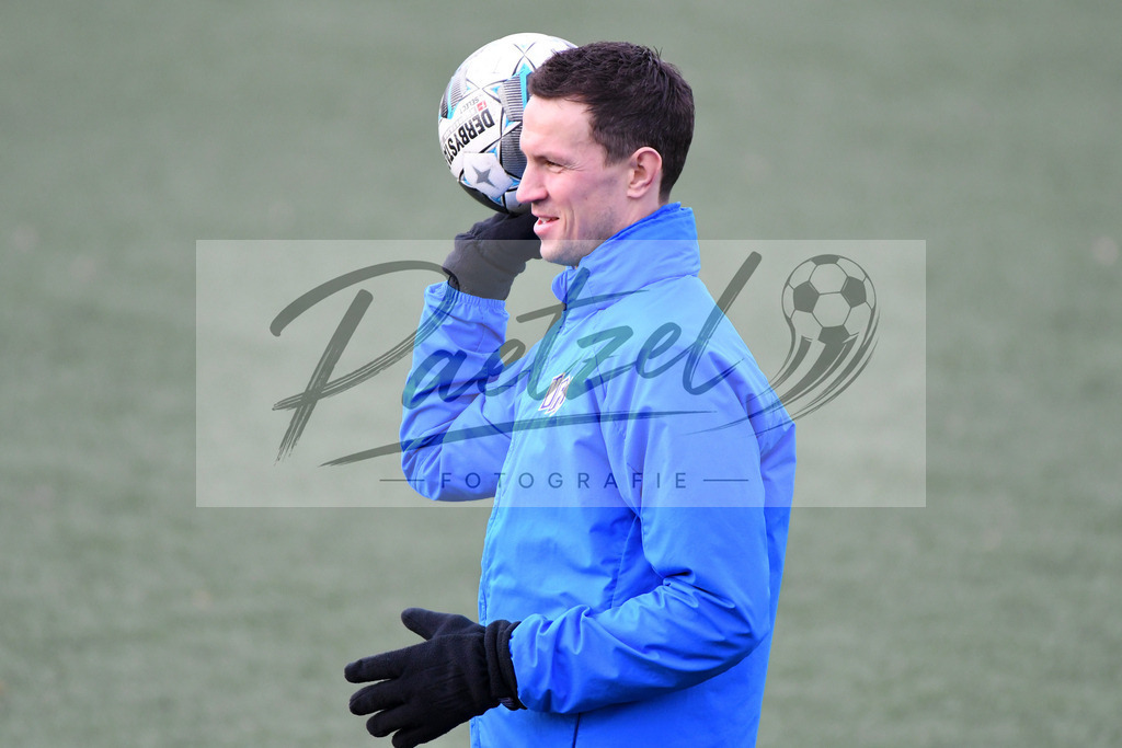 20200131_TRAOSN_0078 | Fußball, Herren: Co-Trainer Tim Danneberg (VfL Osnabrueck) schaut waehrend der Trainingseinheit des VfL Osnabrueck im Sportpark Illoshoehe am 31.01.2020 in Osnabrueck, Deutschland. - Realisiert mit Pictrs.com