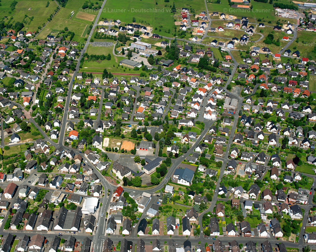 2610585 | FROHNHAUSEN 09.06.2006 Wohngebiet einer Einfamilienhaus- Siedlung  in Frohnhausen im Bundesland Hessen, Deutschland // Single-family residential area of settlement  in Frohnhausen in the state Hesse, Germany Foto: Gerhard Launer