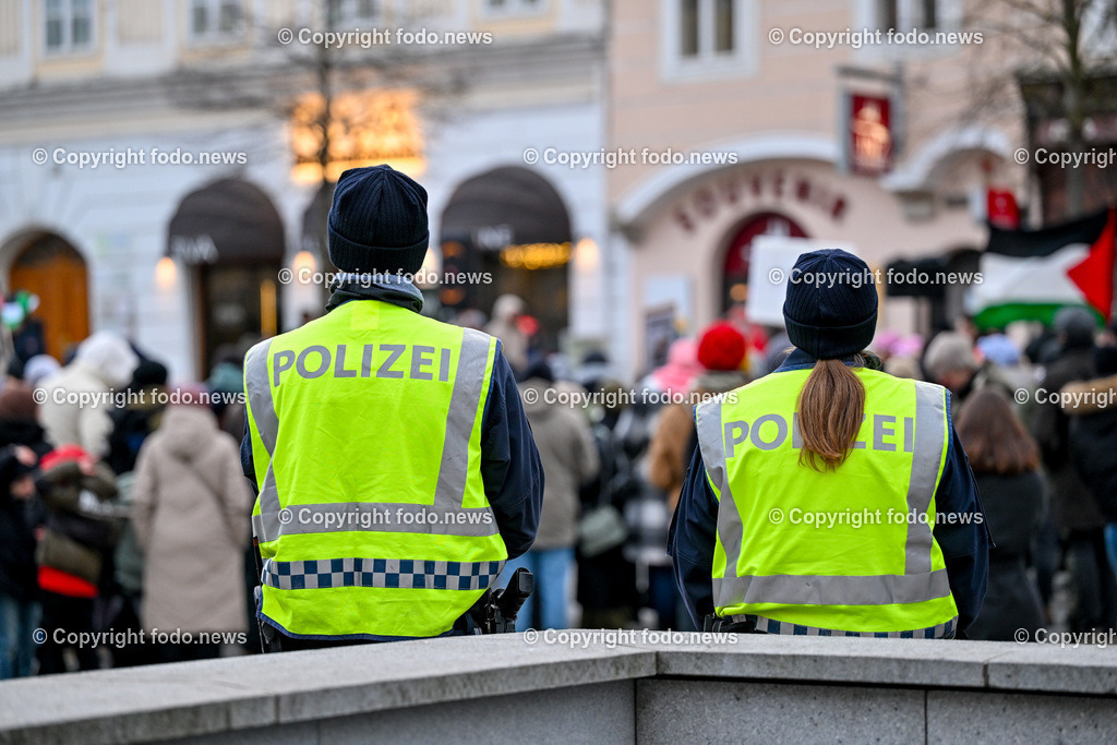 Demonstration Paleastina in Linz_ Pro Gaza_ 14.01.2024-62 | 14.01.2024, Linz, AUT, Demonstration, im Bild Palästina, Palaestina, Gaza, Demoteilnehmer, Teilnehmer, Kundgebung, Plakate, Fahnen, Polizei, Beamte, Polizeifahrzeuge, Einsatzkraefte, Israel, Krieg, Hamas, Geisel, Freiheit, Frieden