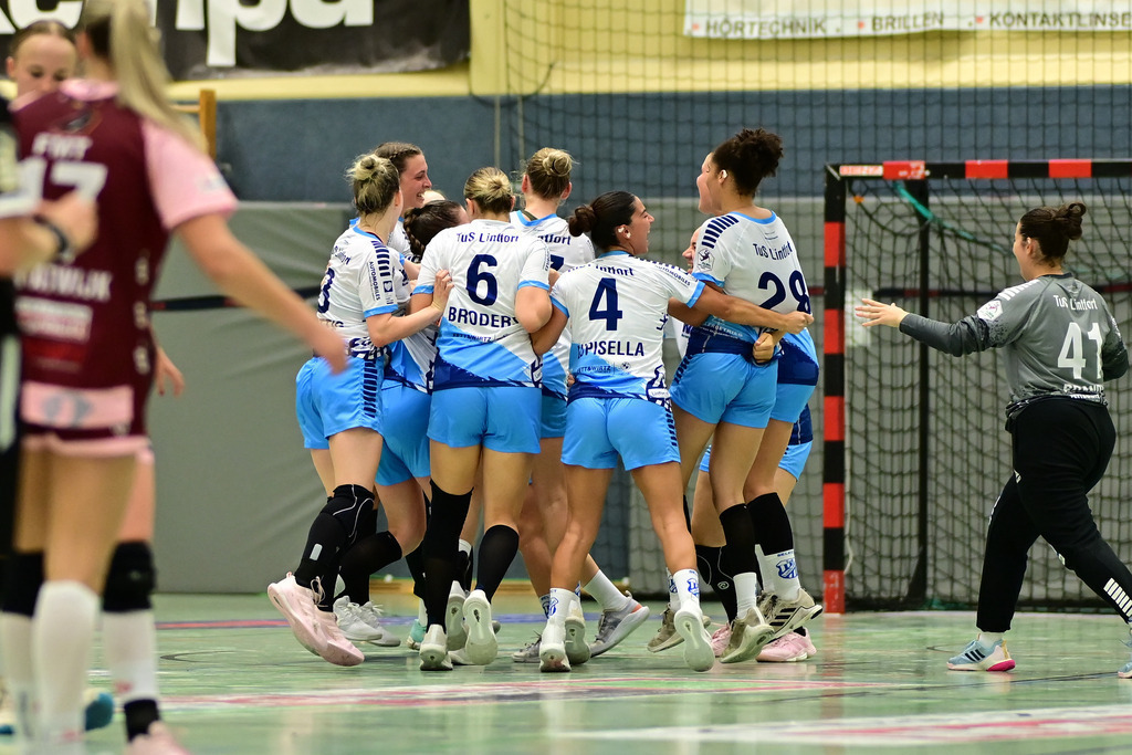Handball I Frauen I Saison 2025-2026 I 2. HBF I 1. Spieltag I HL Buchholz 08-Rosengarten - TuS Lintfort | Jubel, Begeisterung, Enthusiasmus, Euphorie, Freude, Glücksgefühl, Heiterkeit bei: TuS Lintfort - Realisiert mit Pictrs.com