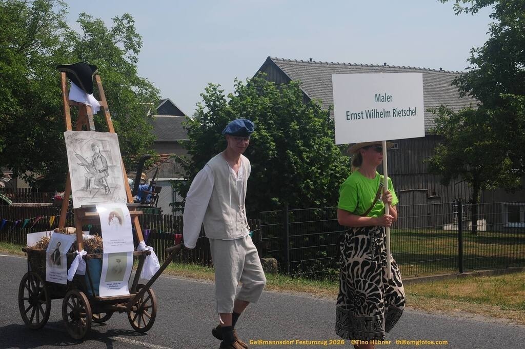 Geißmannsdorf-2026-Festumzug-099 | Festumzug in Geißmannsdorf bei Bischofswerda im Juni 2026. Fotografische Eindrücke und Momentaufnahmen vom Festumzug anläßlich des 800-jährigen Bestehens von Geißmannsdorf - mit Teilnehmern und Gästen, Strohpuppen und geschmückten Vorgärten und Grundstücken - Realisiert mit Pictrs.com