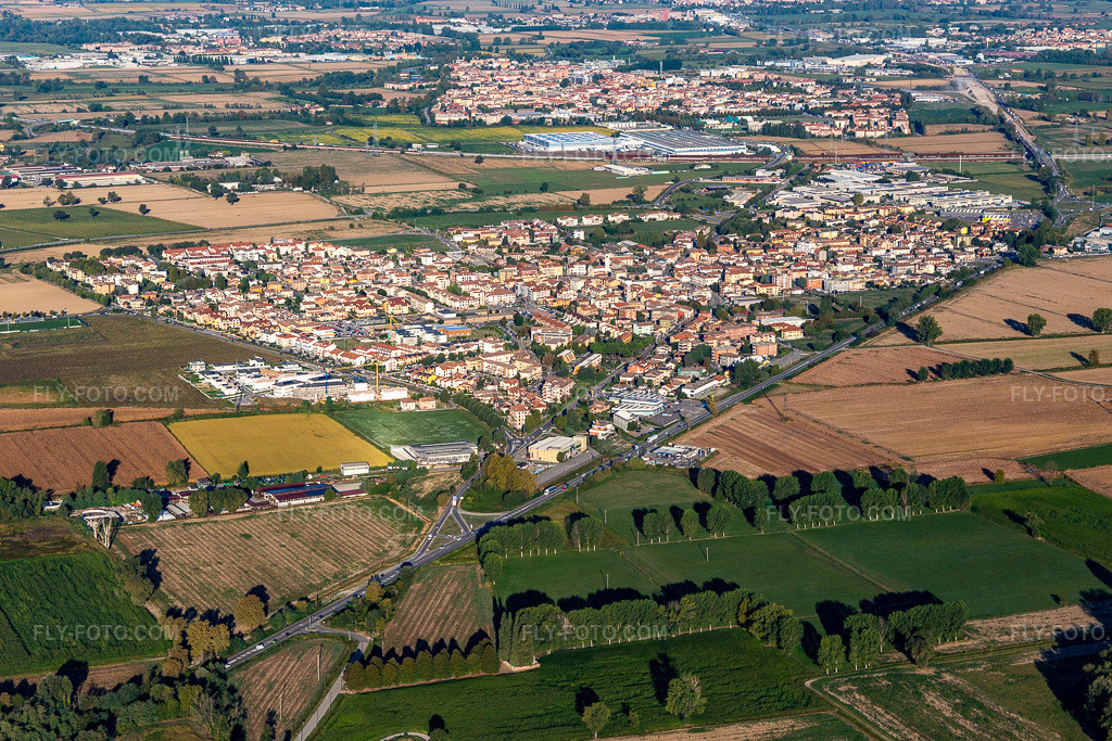 Aerial view: View of the town in Zelo Buon Persico in the state Lodi, Italy. – Photo: IMG_134537.jpg taken on 09/19/2022 by Werner Riehm/FLY-FOTO.com – Resolution of the original: 5279 x 3519 px