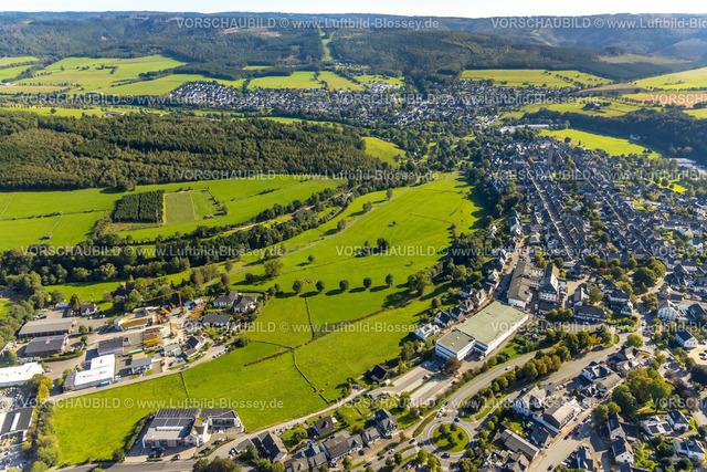 Schmallenberg230910864 | Luftbild, Wiesen und Felder am Wohngebiet Oststraße und Weststraße mit kath. St.-Alexander-Kirche, Schmallenberg, Sauerland, Nordrhein-Westfalen, Deutschland