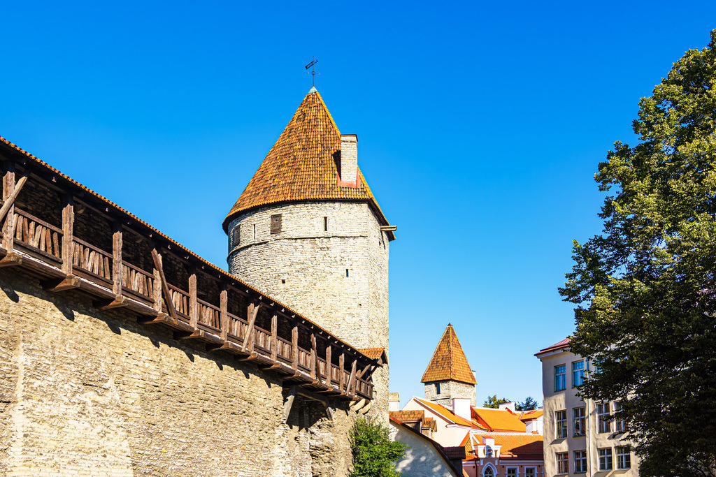Blick auf die Stadtmauer und Türme in der Altstadt von Tallinn, Estland | Blick auf die Stadtmauer und Türme in der Altstadt von Tallinn, Estland.