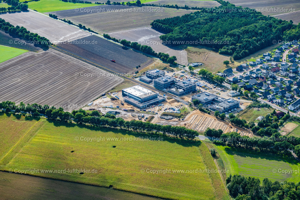Stade_Riensförde_Bildungscampus_ELS_3334200922 | STADE 20.09.2022 Baustelle zum Neubau des Gebäudekomplexes des Weiterbildungs- und Bildungszentrums " BCR Bildungscampus Riensförde " an der Straße Stadtweg im Ortsteil Riensförde in Stade im Bundesland Niedersachsen, Deutschland. Weiterführende Informationen bei: Claudia Blaurock  Landschaftsarchitektur,  GOLDBECK GmbH,  PD - Berater der öffentlichen Hand GmbH,  gmp International GmbH. // Construction site for the new building complex of the education and training center in the district Riensfoerde on street Stadtweg in the district Riensfoerde in Stade in the state Lower Saxony, Germany. Further information at: Claudia Blaurock  Landschaftsarchitektur,  GOLDBECK GmbH,  PD - Berater der oeffentlichen Hand GmbH,  gmp International GmbH. Foto: Martin Elsen