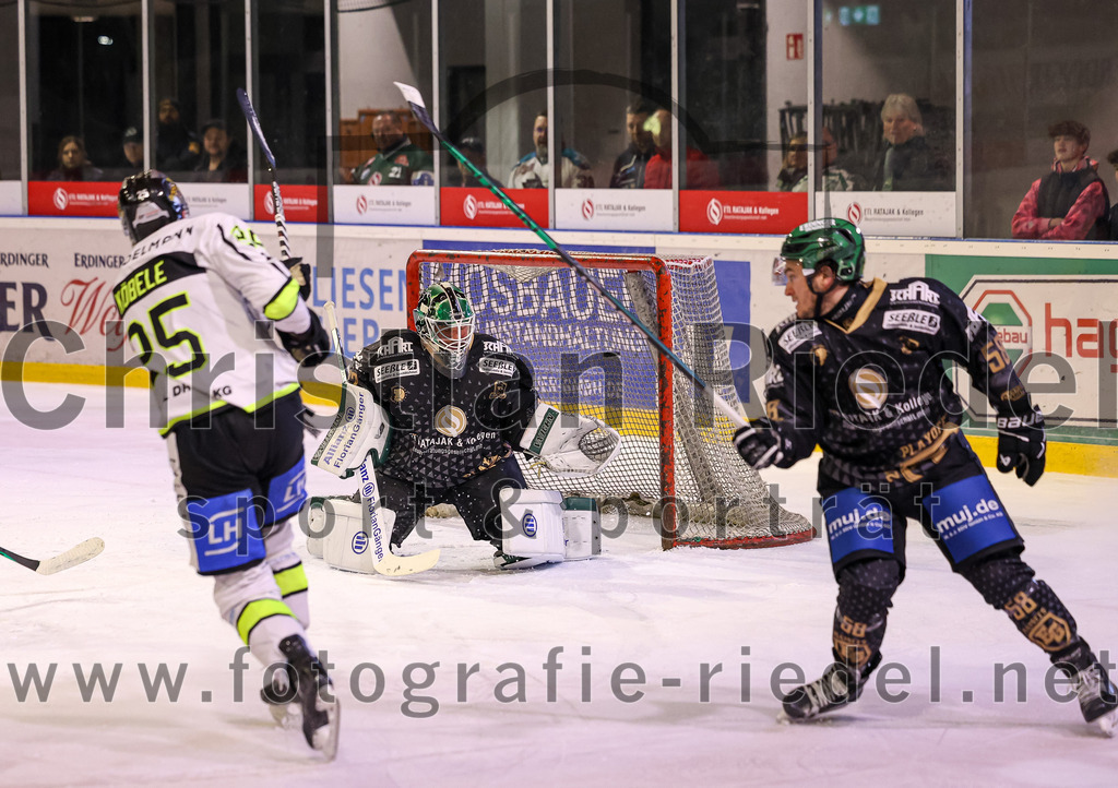 2024-02-23_062_TSV_Erding_gegen_ERSC_Amberg | Erding, Deutschland, 23.02.2024:
Eishockey, Bayernliga Playoffs 2023 / 2024, 3. Spieltag, TSV Erding gegen ERSC Amberg, Endergebnis: 2:3 n. V.

Felix Köbele (ERSC Amberg, #25), Torwart Dimitri Pätzold (Erding Gladiators, #32), Paul Pfenninger (Erding Gladiators, #58)

Foto: Christian Riedel / fotografie-riedel.net