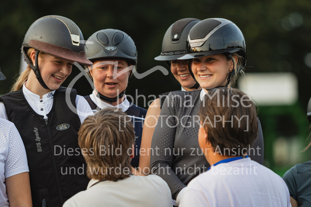 240719_LC_Mannschaft-787 | Deine schönsten Turniermomente als professionelle Fotos! Entdecke hochwertige Pferdesport-Fotografie im Online-Shop. Jetzt Fotos finden & bestellen!