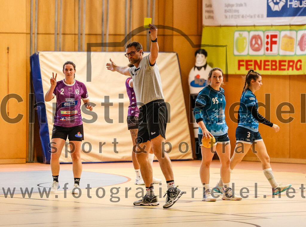 2024-03-09_043_SpVgg_Altenerding_gegen_Eintracht_Dachau-Karlsfeld | Erding, Deutschland, 09.03.2024:
Handball, Bezirksoberliga Frauen Altbayern 2023 / 2024, 17. Spieltag, SpVgg Altenerding gegen Eintracht Dachau-Karlsfeld, Endergebnis: 26:25

Janina Konrad (SpVgg Altenerding, #2), Carolin Feldges (TSV Eintracht Karlsfeld, #95), Irina Wutz (TSV Eintracht Karlsfeld, #3)

Foto: Christian Riedel / fotografie-riedel.net