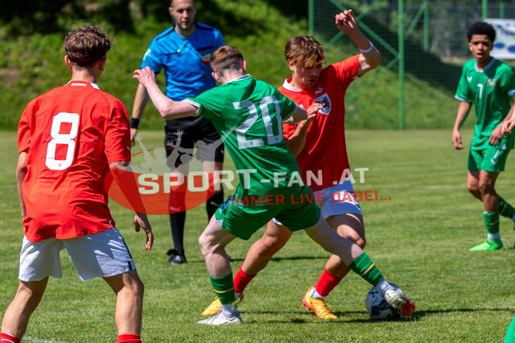 Fußball Halbfinale | Edin Jakupi (U15 Österreich #8) Joe Byrne (U15 Irland #20) Lukas Posch (U15 Österreich #15) Fußball Halbfinale, Irland U15 - Österreich U15 am 29.04.2024 in Arnoldstein (Sportplatz), Austria, (Photo by Ernst Krawagner sport-fan.at) - Realisiert mit Pictrs.com