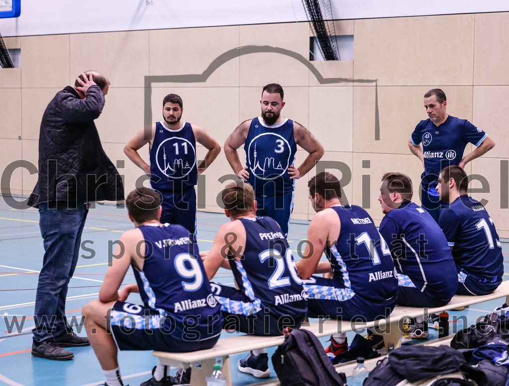 2022-04-03_082_TSV_Vaterstetten_gegen_SV_Weissblau-Allianz_Muenchen | Vaterstetten, Deutschland, 03.04.2022:
Basketball, Bezirksoberliga Herren 2021 / 2022, 14. Spieltag, TSV Vaterstetten gegen SV Weißblau-Allianz München, Endergebnis: 86:54

Daniel Linke (SV Weißblau-Allianz München, #9), Yasin Gürel (SV Weißblau-Allianz München, #11), Rene Pferner (SV Weißblau-Allianz München, #26), Emre Urun (SV Weißblau-Allianz München, #3), Christian Metzner (SV Weißblau-Allianz München, #14), Maximilian Tedschemacher (SV Weißblau-Allianz München, #43), Peter Fabian Klemm (SV Weißblau-Allianz München, #13)

Foto: Christian Riedel / fotografie-riedel.net