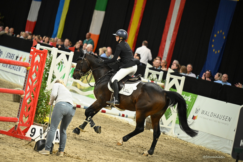 021125-19-070 | Foto Mhisen Pferdefotografie#, Reitturnier Frankfurt#  #Dressur und Springen
#Profi Pferdefotograf Reitturnier Fotograf 
#Sport Horses Photographer 
#equestrain photographer - Realisiert mit Pictrs.com