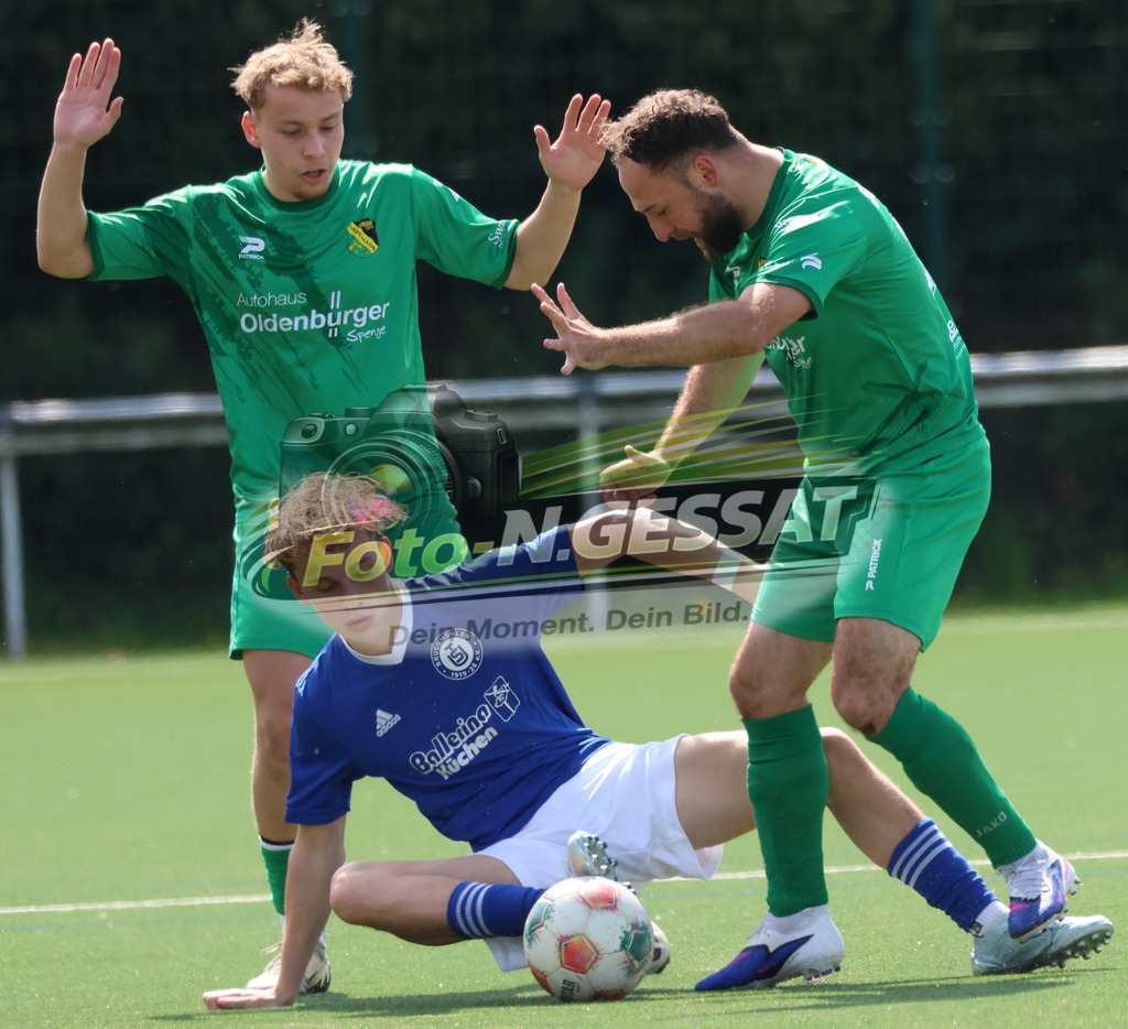 SC Enger - TuS Bruchmühlen | Auf dem Bild zu sehen: grün SC Enger v.l.: Alexander Geiger, Alexander Tiefenbach ; blau TuS Bruchmühlen: Ben Joris MeyerSC Enger, TuS Bruchmühlen, Saison 25/26, Kreisliga A, Enger, Deutschland - Realisiert mit Pictrs.com