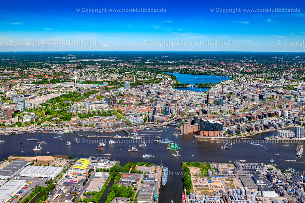 Hamburg_Hafengeburtstag_Elbphilharmonie_ELS_7331090525 | HAMBURG 09.05.2025 Auslaufparade Hamburger Hafengeburtstag in Hamburg, Deutschland. // Parade Harbor Birthday in Hamburg Germany. Foto: Martin Elsen