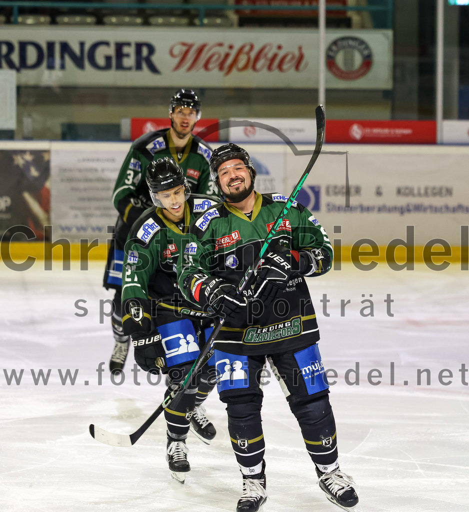 2022-11-20_098_TSV_Erding_gegen_ERSC_Amberg | Erding, Deutschland, 20.11.2022:
Eishockey, Bayernliga 2022 / 2023, 15. Spieltag, TSV Erding gegen ERSC Amberg, Endergebnis: 5:1

Mark Waldhausen (Erding Gladiators, #27), Rudolf Lorenz (Erding Gladiators, #91)

Foto: Christian Riedel / fotografie-riedel.net