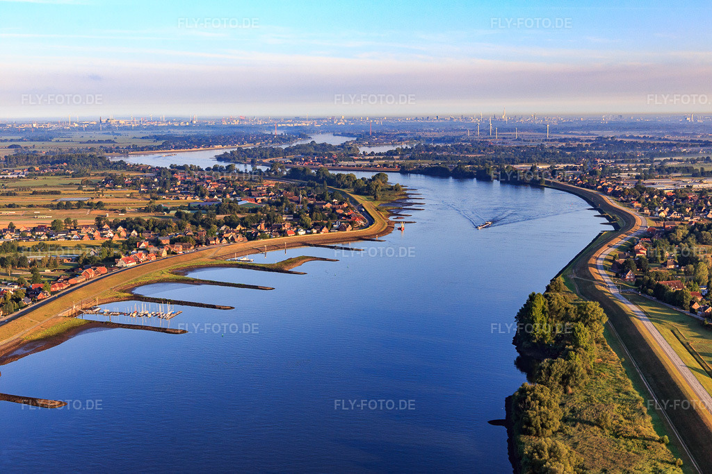 Luftbild: Dorfansicht hinterm Kruezdeich an der Elbe mit Bootssteg aus Südosten im Ortsteil Fliegenberg in Stelle im Bundesland Niedersachsen in Deutschland. Foto: IMG_110228.jpg vom 18.08.2018 durch Werner Riehm/FLY-FOTO.de