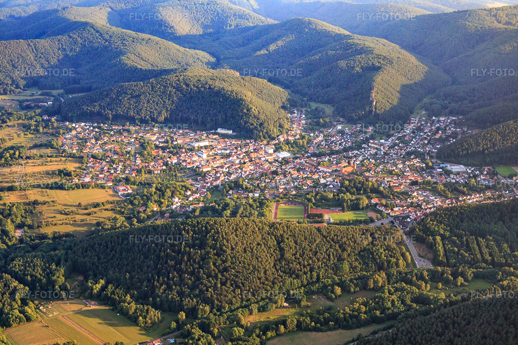 Luftbild: Stadtansicht aus Norden in Hauenstein im Bundesland Rheinland-Pfalz in Deutschland. Foto: IMG_084162.jpg vom 29.08.2015 durch Werner Riehm/FLY-FOTO.de