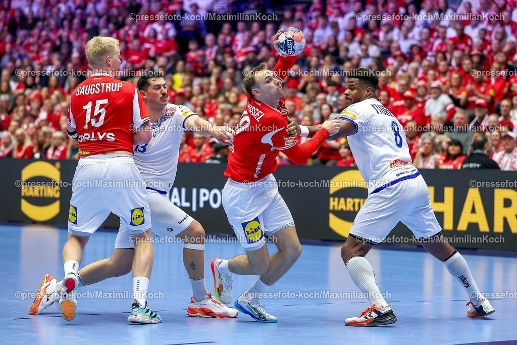 EHF20012602058 | 20.01.2026, Handball, Men's EHF EURO 2026, Dänemark - Portugal, Jyske Bank Boxen in Herning, Dänemark, Preliminary Round:  Mathias Gidsel (Denmark #19) im Zweikampf gegen   Rocha Nogueira (Portugal #13)  Victor Manuel Iturriza Alvarez (Portugal #08) 