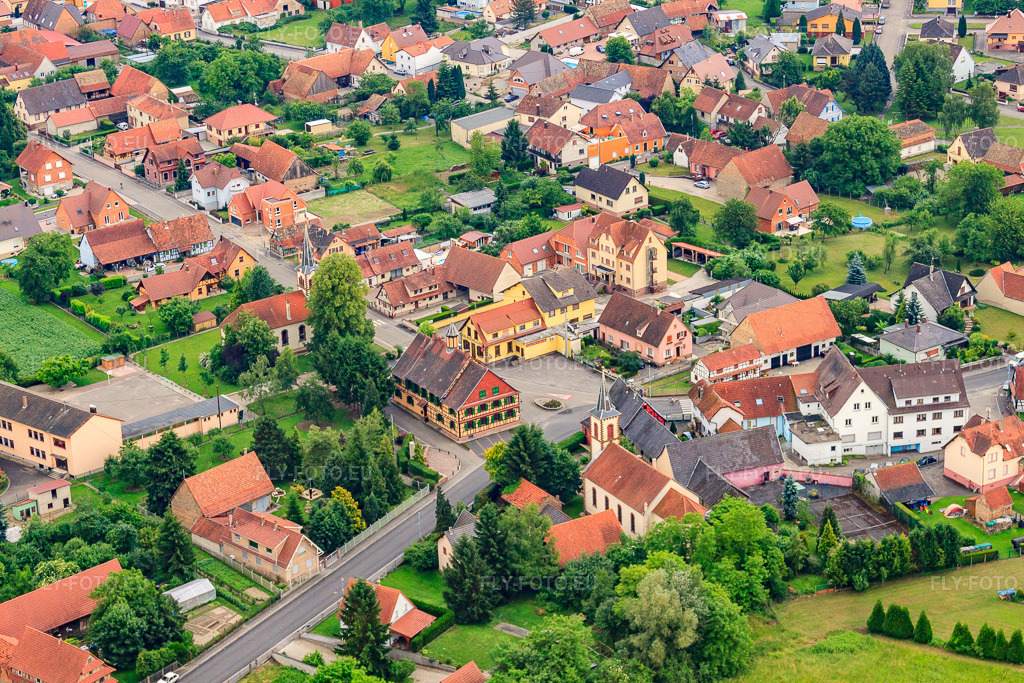 Vue aérienne: Mairie et église de Saint-Laurent à Dalhunden dans le département Bas Rhin, France – .Photo: IMG_28822.jpg prise le 14/06/2010 par Werner Riehm/FLY-FOTO.eu – Résolution de l'original: 4752 x 3168 px