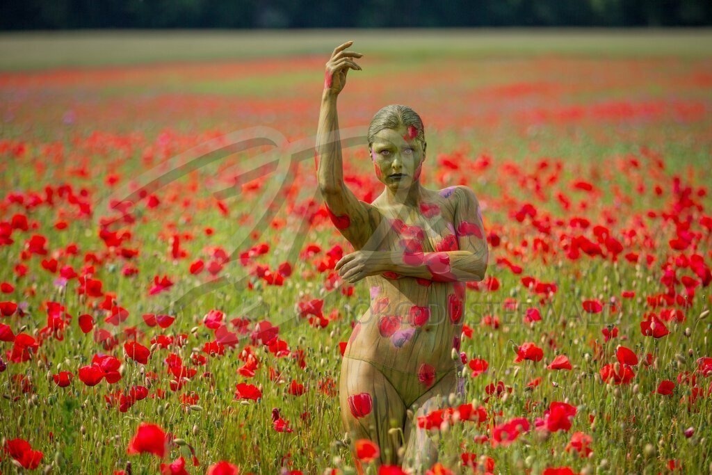 NatureArt-ROTMOHN_1907a | Eleganter roter Mohn | #002 | Modell: Tatjana Heinz | Foto: Andreas P. - Realisiert mit Pictrs.com