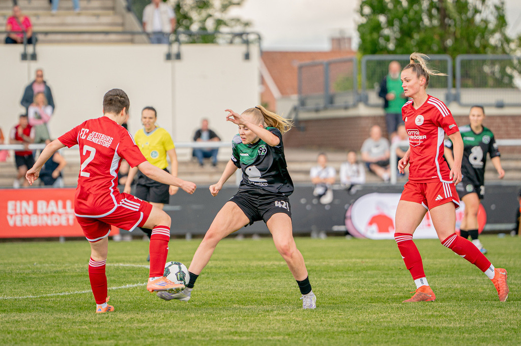 Fußball I Frauen I Saison 2025-2026 I Niedersachsen-Pokal I Finale I FC Jesteburg-Bendestorf - Hannover 96 I 22343 | jns.sportfotos - Realisiert mit Pictrs.com