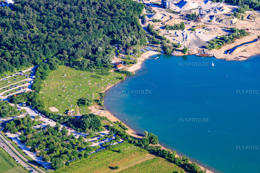 Luftbild: Mit Badgästen übersähte Liegewiese am Epplesee im Ortsteil Silberstreifen in Rheinstetten im Bundesland Baden-Württemberg in Deutschland. – Foto: IMG_57933.jpg vom 16.06.2013 durch Werner Riehm/FLY-FOTO.de – Auflösung des Originals: 4752 x 3168 px – Sitemap - rheinstetten.de