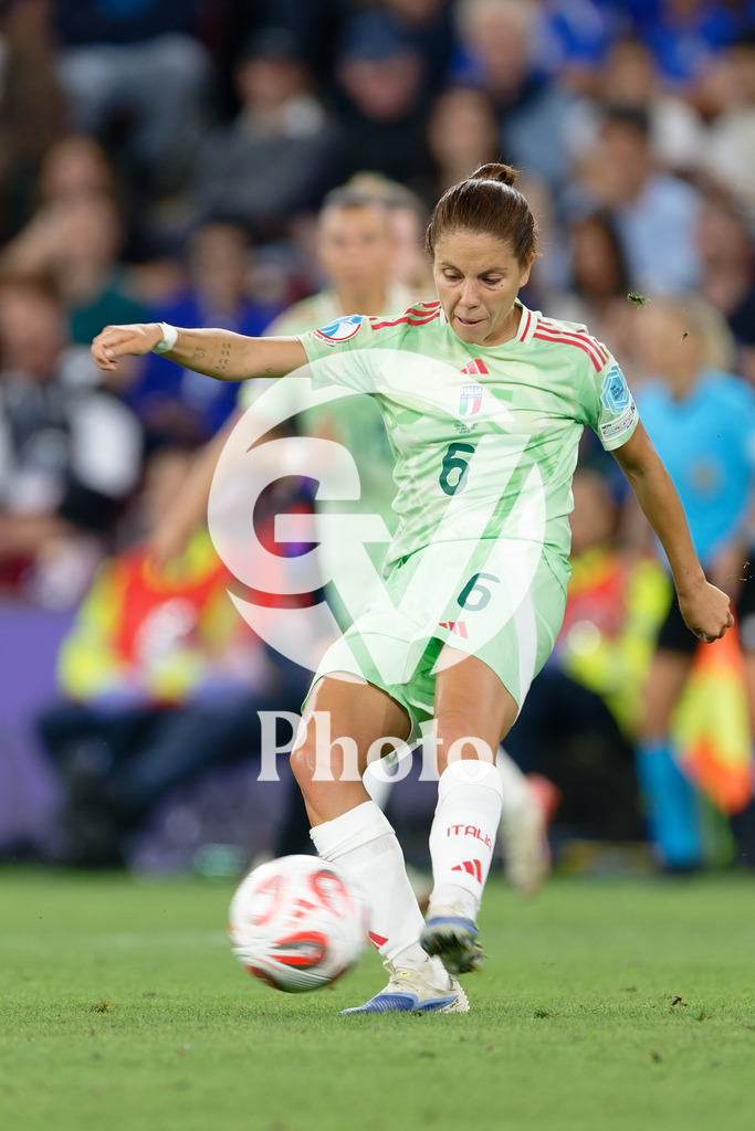 England v Italy - UEFA Women's EURO 2025 Semi-Final | GENEVA, SWITZERLAND - JULY 22:  Manuela Giugliano of Italy shoots  during the UEFA Women's EURO 2025 Semi-Final match between England and Italy at Stade de Geneve on July 22, 2025 in Geneva, Switzerland. (Photo by Giuseppe Velletri/Sports Press Photo/Getty Images)