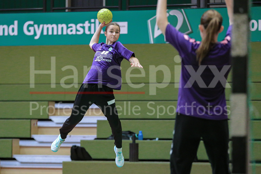 Handball, 2. Bundesliga Frauen, Training SV Werder Bremen | v.li.: Emy-Jane Hürkamp (SV Werder Bremen) beim Wurf, am Ball, Spielszene, Aktion, Action
