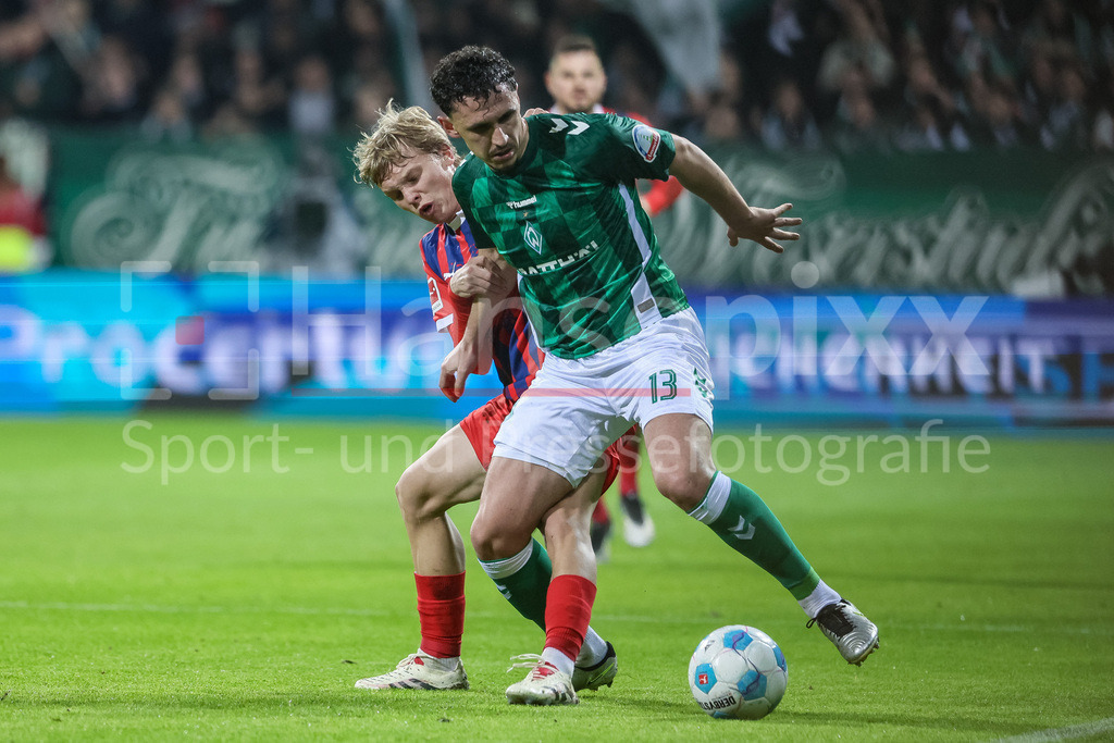 Fussball, Bundesliga, SV Werder Bremen - 1. FC Heidenheim | v.li.: Frans Krätzig (1. FC Heidenheim, 13) und Milos Veljkovic (SV Werder Bremen, 13) im Zweikampf, Duell, Dynamik, Aktion, Action, Spielszene, DIE DFL-RICHTLINIEN UNTERSAGEN JEGLICHE NUTZUNG VON FOTOS ALS SEQUENZBILDER UND/ODER VIDEOÄHNLICHE FOTOSTRECKEN. DFL REGULATIONS PROHIBIT ANY USE OF PHOTOGRAPHS AS IMAGE SEQUENCES AND/OR QUASI-VIDEO.