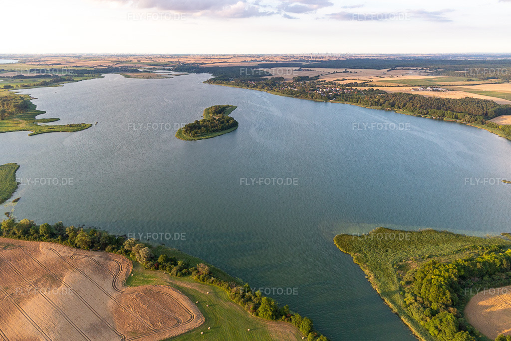 Luftbild: Insel im Oberuckersee aus Süden im Ortsteil Suckow in Flieth-Stegelitz im Bundesland Brandenburg in Deutschland. Foto: IMG_116293.jpg vom 17.07.2019 durch Werner Riehm/FLY-FOTO.de