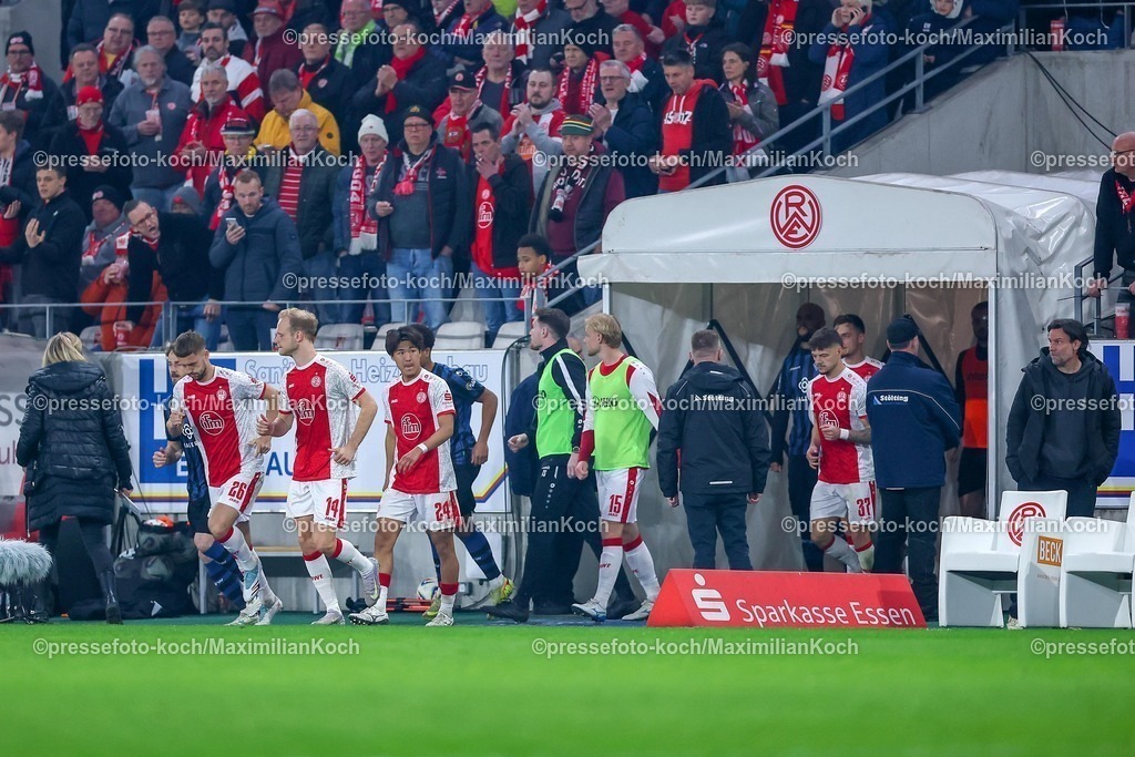 RWE04032601093 | 2026.03.04, Fußball, 3.Liga Herren, Rot-Weiss Essen -  SV Waldhof Mannheim, Stadion Hafenstraße, 27.Spieltag, Saison 2025 / 2026: Die Mannschaften kommen nach einer Spielunterbrechung zurück auf das Spielfeld  DFB regulations prohibit any use of photographs as image sequences and or quasi-video.