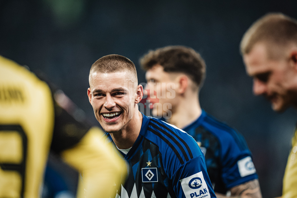 Fußball | Männer | Saison 2025/2026 | 1. Fußball-Bundesliga | 10. Spieltag | Hamburger SV vs. Borussia Dortmund | 08.11.2025 | Miro Muheim (#28, HSV) lacht