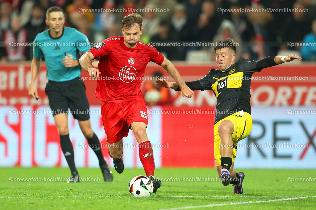RWE3Liga25092402118 | 25.09.2024, Essen, Fußball,  Rot-Weiss Essen – Borussia Dortmund II (U23), bwin 3. Liga Herren, Stadion an der Hafenstraße, 7. Spieltag Saison 2024 2025: Manuel Wintzheimer (RWE #25) gegen Patrick Göbel (BVB II #17) DFB regulations prohibit any use of photographs as image sequences and or quasi-video.