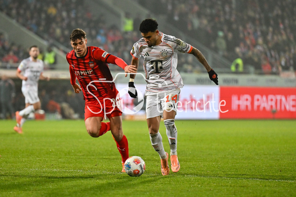 1. FC Heidenheim - FC Bayern München | HEIDENHEIM, GERMANY - 21. DECEMBER: im Duell Luca KERBER (1. FC Heidenheim 20) und Luis DIAZ (FC Bayern Munich 14) während dem Bundesligamatch zwischen dem 1. FC Heidenheim und dem FC Bayern München am 15. Spieltag in der Voith-Arena / DFL REGULATIONS PROHIBIT ANY USE OF PHOTOGRAPHS AS IMAGE SEQUENCES AND/OR QUASI-VIDEO