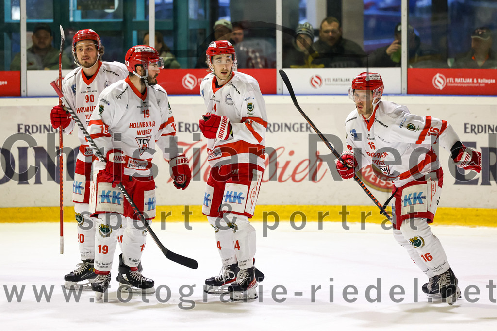 2023-03-19_053_TSV_Erding_gegen_TEV_Miesbach | Erding, Deutschland, 19.03.2023:
Eishockey, Bayernliga Playoffs 2022 / 2023, Halbfinale, TSV Erding gegen TEV Miesbach, Endergebnis: 

Alexander Kirsch (TEV Miesbach, #90), Stefan Mechel (TEV Miesbach, #19), Nick Endress (TEV Miesbach, #14), Patrick Asselin (TEV Miesbach, #16)

Foto: Christian Riedel / fotografie-riedel.net