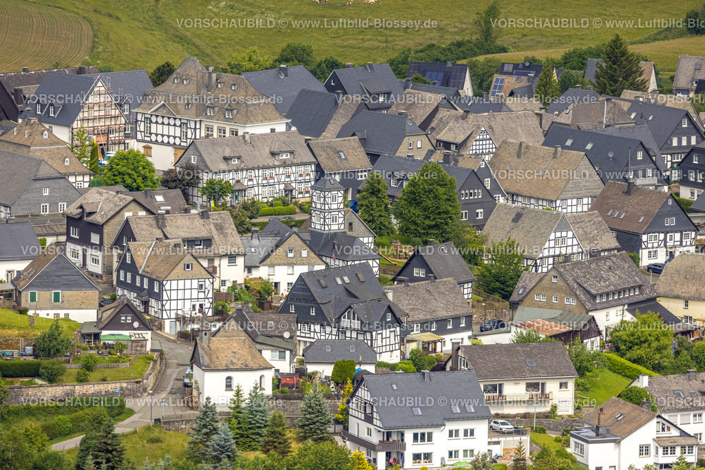 Meschede220601057 | Luftbild, Historischer Ortskern Eversberg und Fachwerkhäuser, Altes Feuerwehrgerätehaus mit Turm, Meschede, Sauerland, Nordrhein-Westfalen, Deutschland