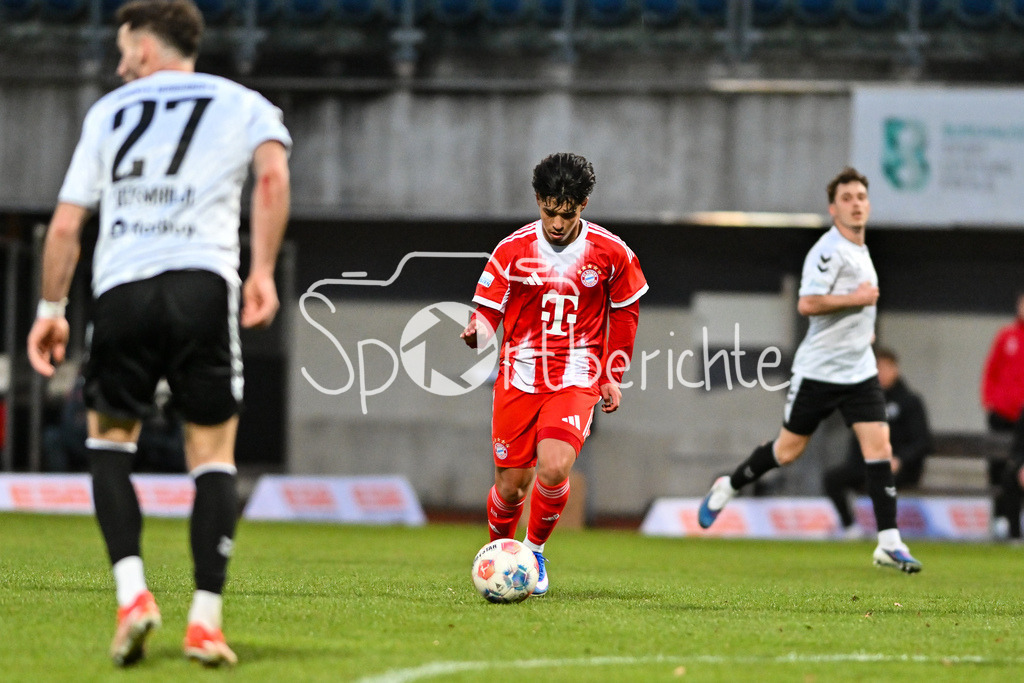 SV Wacker Burghausen - FC Bayern Amateure | BURGHAUSEN, GERMANY - 01. APRIL: am Ball Maycon NORMANHA CARDOZO (FC Bayern München 20) während dem Match zwischen dem SV Wacker Burghausen und den Amateuren des FC Bayern München am 26. Spieltag der Regionalliga Bayern im Flatbuy Stadion