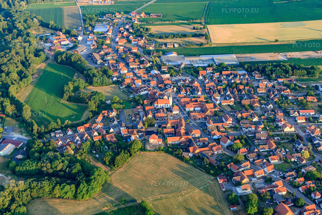 Vue aérienne: Vue de la ville depuis l'est à Niederrœdern dans le département Bas Rhin, France – .Photo: IMG_67990.jpg prise le 19/06/2014 par Werner Riehm/FLY-FOTO.eu – Résolution de l'original: 4752 x 3168 px