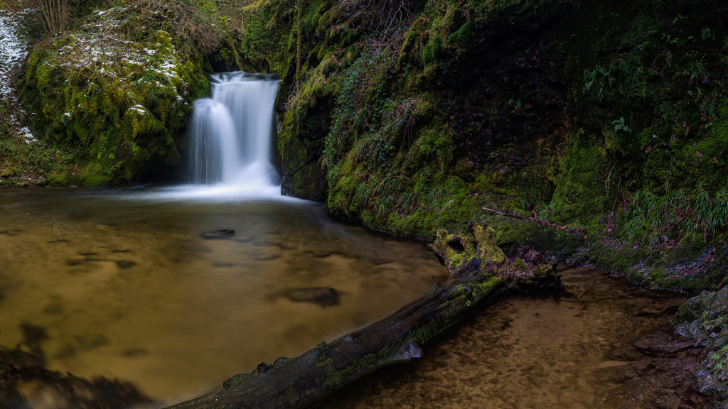 Antidepressivum Wasserfall | Stundenlang kann ich dem Rauschen des Wassers lauschen und den Bewegungen der Strömung zusehen. Hier fällt es leichter, Gedanken zu sortieren und Entscheidungen des Alltags abzuwägen. - Realisiert mit Pictrs.com