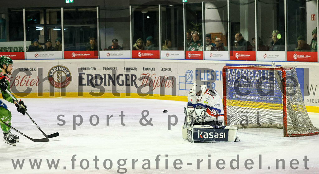 2023-12-17_091_TSV_Erding_gegen_ESC_Kempten | Erding, Deutschland, 17.12.2023:
Eishockey, Bayernliga Vorrunde 2023 / 2024, 18. Spieltag, TSV Erding gegen ESC Kempten, Endergebnis: 5:1

Torwart Luca Mayer (ESC Kempten, #32)

Foto: Christian Riedel / fotografie-riedel.net