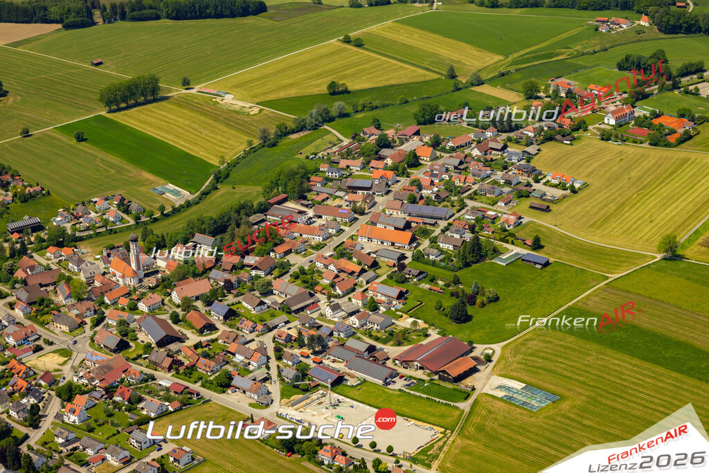 Das Luftbild zeigt Oberkammlach Hauptstrasse Kammlach - Die Luftaufnahme wurde 2023 vom UL-Flugzeug aus erstellt ( keine Drohne ) - Hochauflösende Luftaufnahme - Für grossformatige Ausdrucke geeignet. Die Geschenkidee !Mit Lizenz und Bildrechte bestellbar