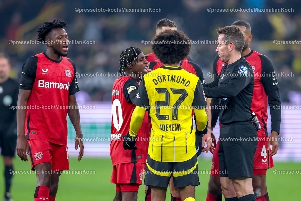 BVB10012501088 | 10.01.2025, Fußball, Borussia Dortmund - Bayer 04 Leverkusen, 1. Fußball Bundesliga, 16. Spieltag, Signal Iduna Park, Saison 2024 2025: Rudelbildung zum Ende der ersten Halbzeit um Schiedsrichter Tobias StielerDFB regulations prohibit any use of photographs as image sequences and or quasi-video.