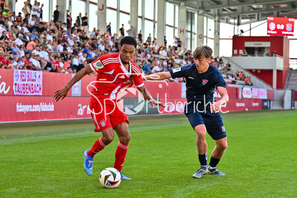 FC Bayern München U19 - SpVgg Unterhaching U19 | im Duell Chivano WIJKS (FCB #2) und Gabriel FREIMUTH (Haching 14) / Zweikampf / U19 DFB-Nachwuchsliga: FC Bayern München U19 - SpVgg Unterhaching U19; FC Bayern Campus am 10.08.2025