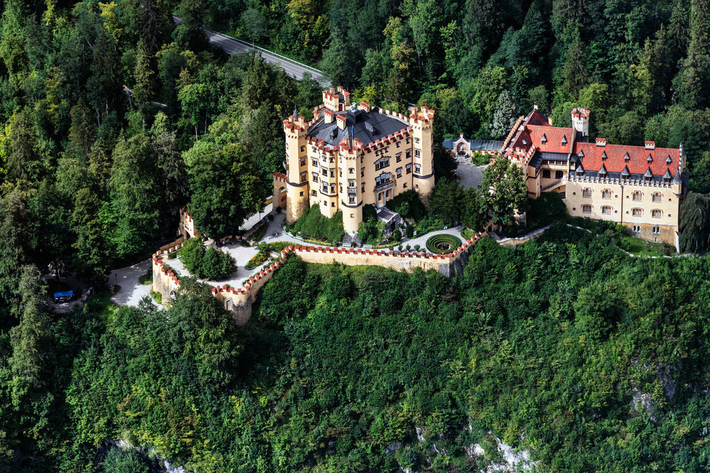 dr__0058098.jpg | SCHWANGAU 06.08.2020 Burganlage von Schloss Hohenschwangau in Schwangau bei Füssen im Bundesland Bayern. Das gegenüber Neuschwanstein gelegene Schloss gilt als Kinderstube von König Ludwig II. // Castle of Hohenschwangau in the state Bavaria, Germany. Foto: Daniel Reiter