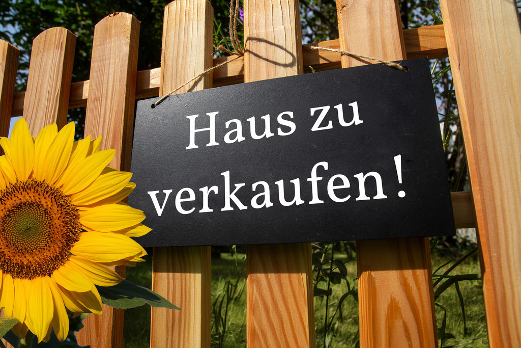 Haus zu verkaufen Vorlage / Schild: Schild mit der Aufschrift HAUS ZU VERKAUFEN an einem Holzzaun | Bilder und Grußkarten für Homepage, WhatsApp & Co.; Ohne Abo Lizenzierbar, Betriebsferien, Schulferien, Silvestergrüße, Mitarbeitersuche, Betriebsausflug, Betriebsurlaub, Wir stellen Dich ein, Wir suchen Dich - Realisiert mit Pictrs.com