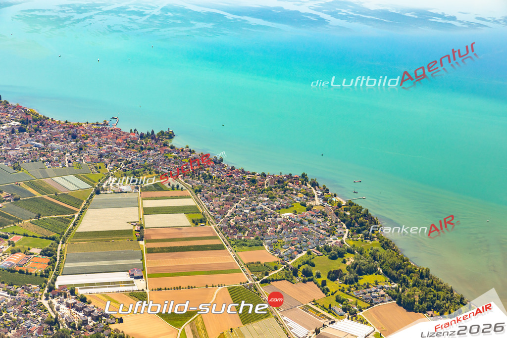 Das Luftbild zeigt :  Langenargen - Die Luftaufnahme wurde 2024 vom UL-Flugzeug aus erstellt ( keine Drohne ) - Hochauflösende Luftaufnahme - Für grossformatige Ausdrucke geeignet. Die Geschenkidee !Mit Lizenz und Bildrechte bestellbar