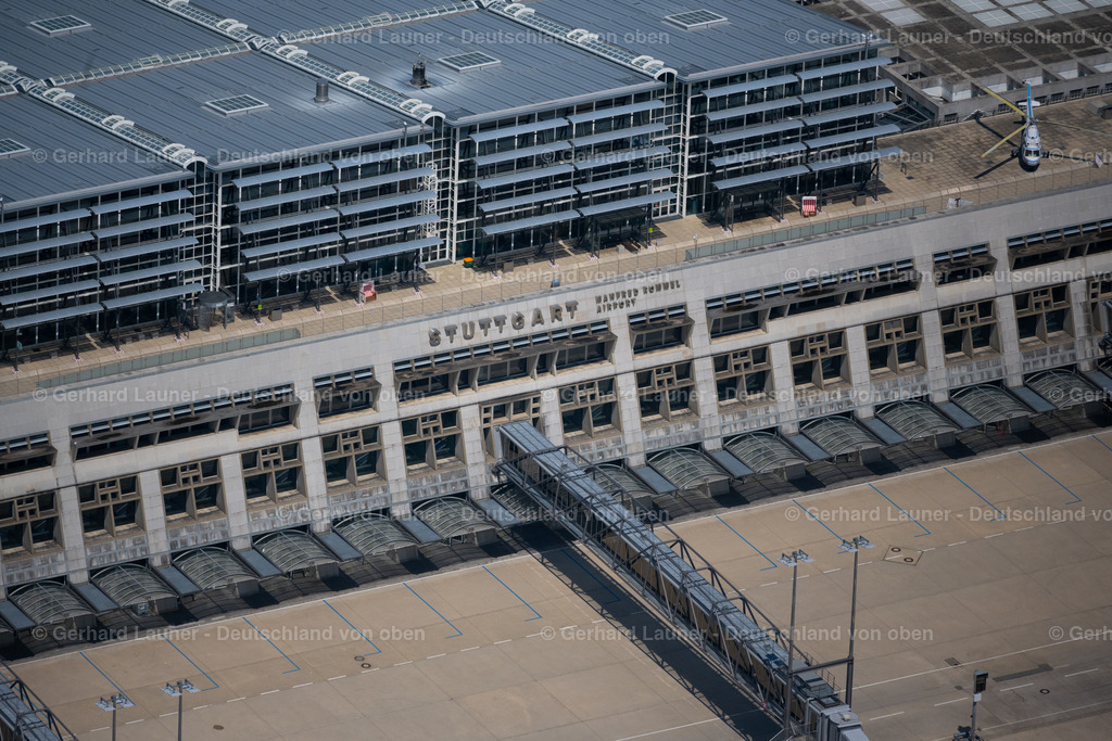 4046290 | STUTTGART 19.07.2021 Passagierflugzeug auf der Parkposition - Abstellfläche auf dem Flughafen in Stuttgart im Bundesland Baden-Württemberg, Deutschland. Weiterführende Informationen bei: Flughafen Stuttgart GmbH. // Passenger airplane in parking position - parking area at the airport in Stuttgart in the state Baden-Wurttemberg, Germany. Further information at: Flughafen Stuttgart GmbH. Foto: Gerhard Launer