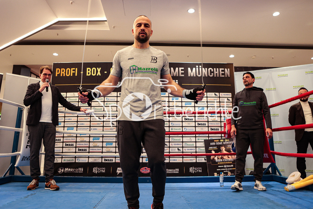 Profi - Box - Gala / Show Training | Shefat ISUFI in Aktion beim Showtraining in Muenchen / Ben Burkhardt TIEDT / Alexander SELAK